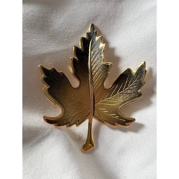 Vintage Simple Maple Leaf Brooch Pin - Picture 1 of 2